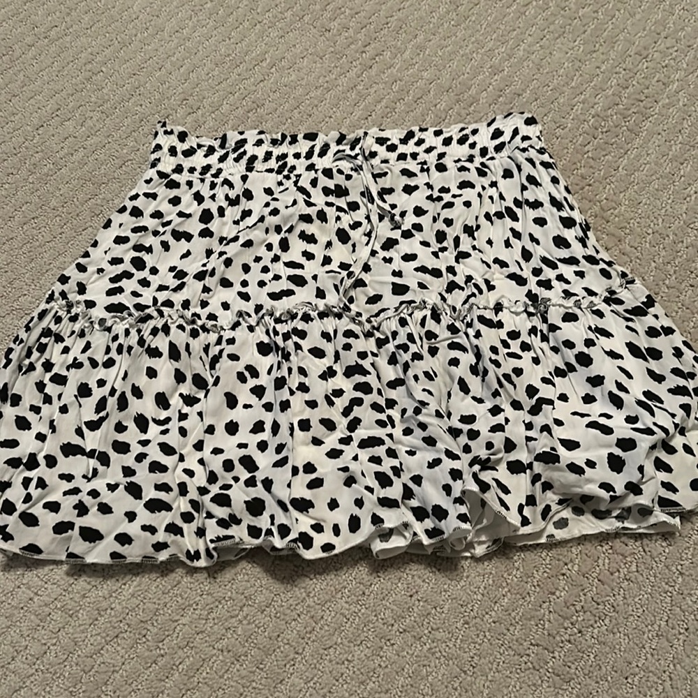 alelly skirt, worn lightly